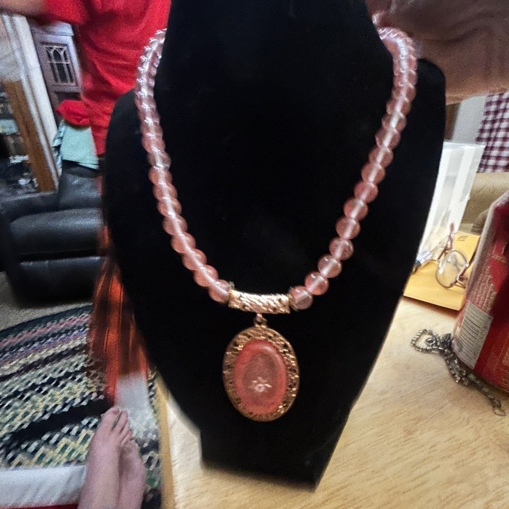 Elegant Gold and Pink Oval Brooch necklace
